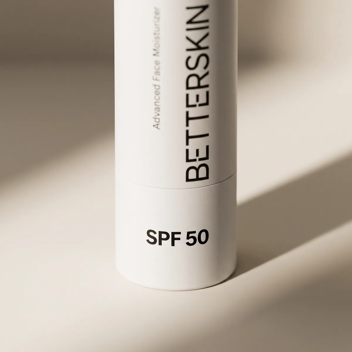 BETTERSKIN SPF 50 en un patio con flores